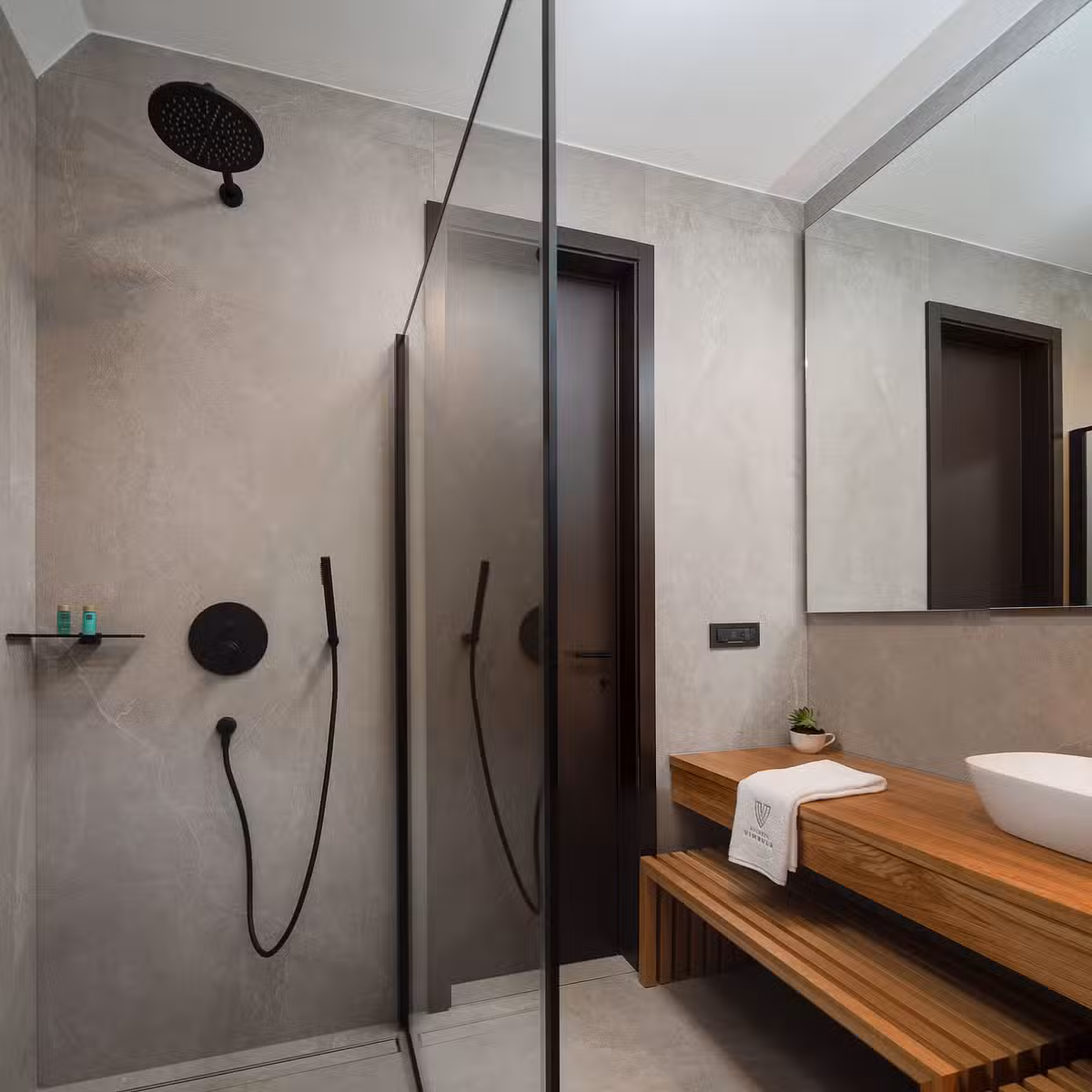 Palazzo Villa shower room
