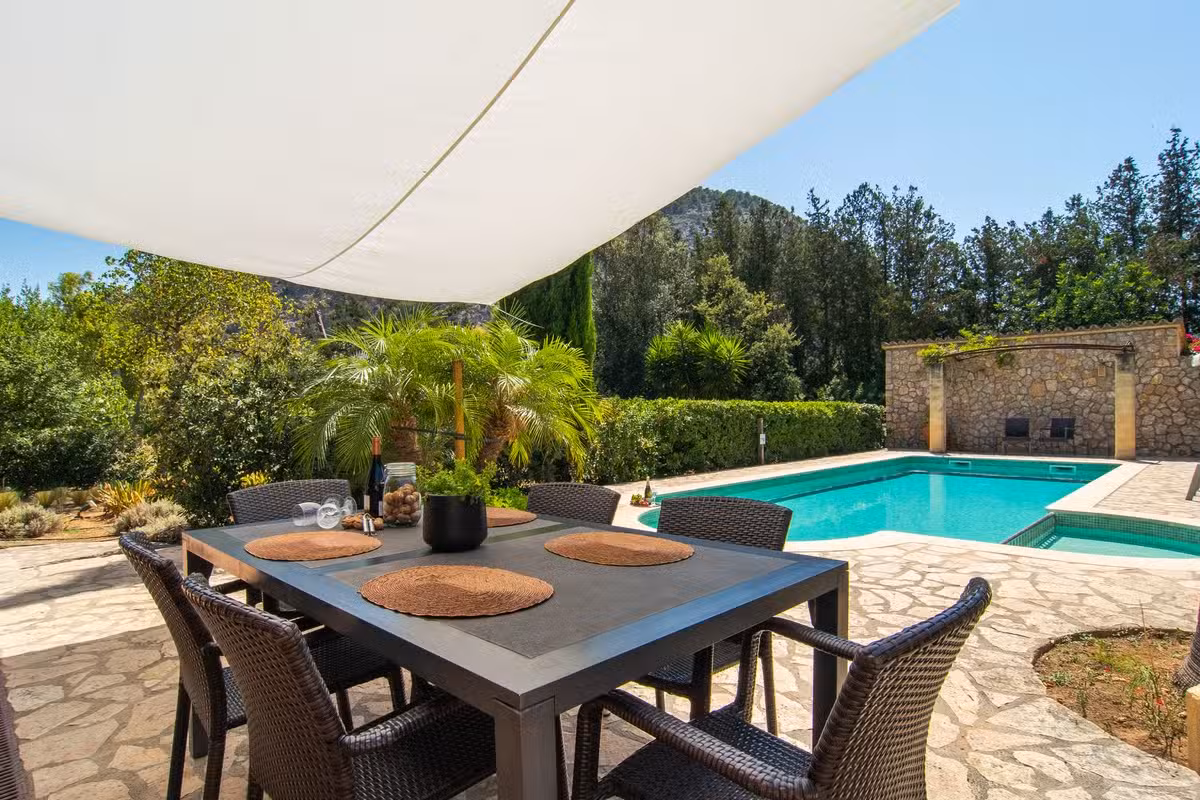 Villa Llenyater outside dining area