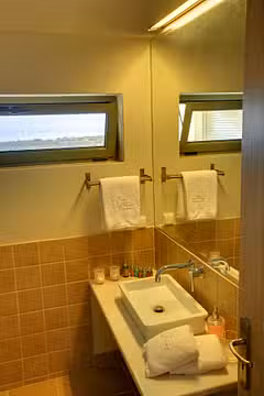 NAUTILOS BATHROOM 2