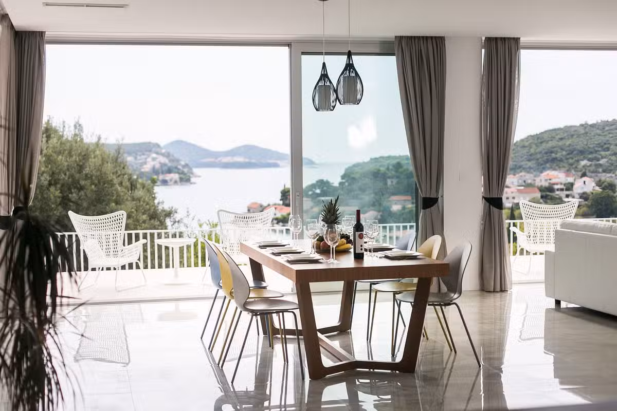 Villa Art dining table
