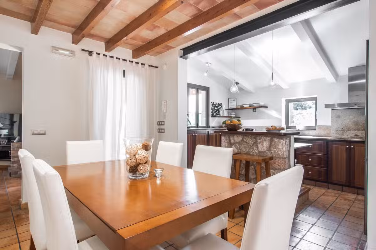 Villa Llenyater dining area