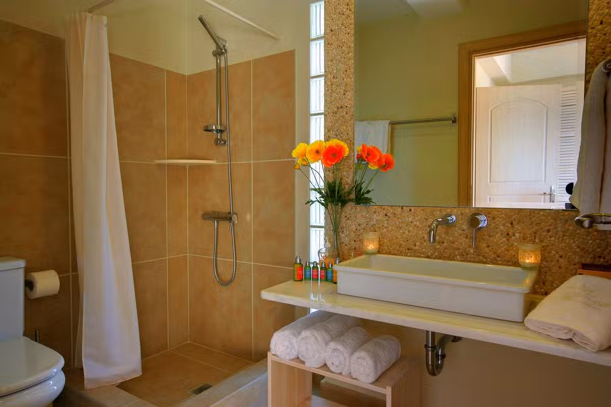Villa Linatela Bathroom