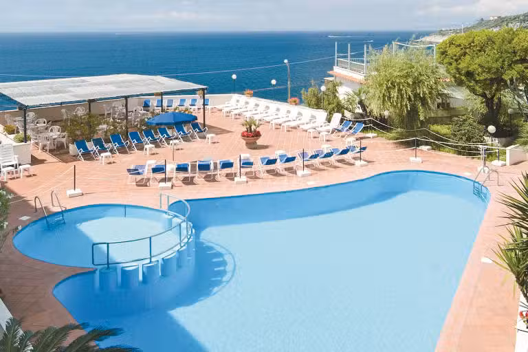 Piccolo Paradiso, Italy