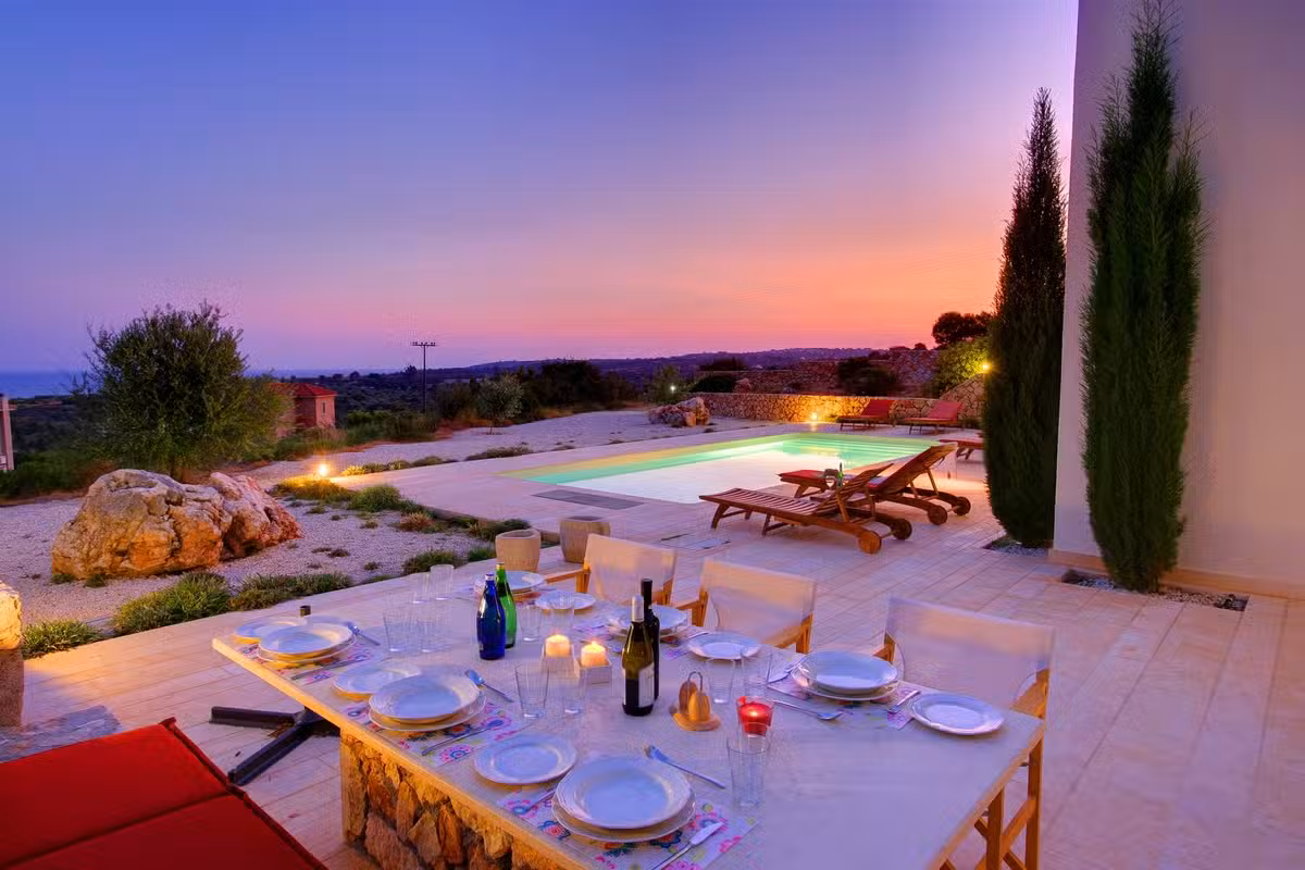 NAUTILOS DINING BY THE POOL