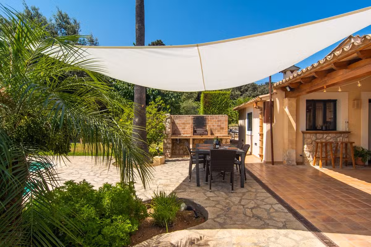 Villa Llenyater outside dining area