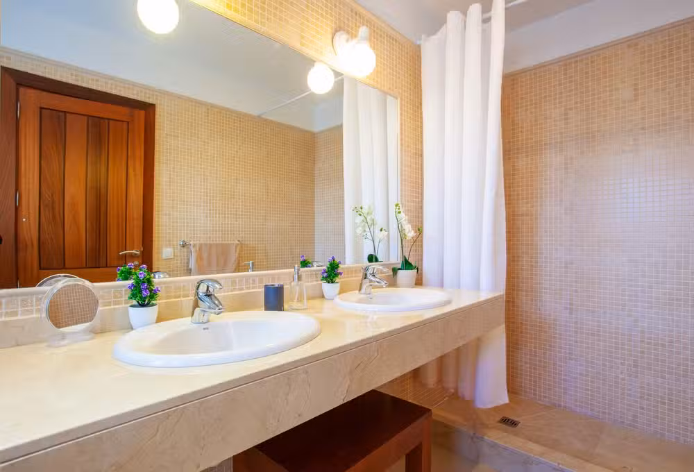 Captains Retreat bathroom