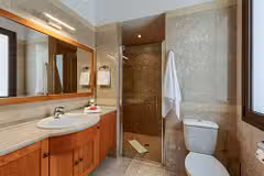 Villa Dione Twin Bedroom En-Suite