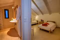 Villa Asterias twin bedroom
