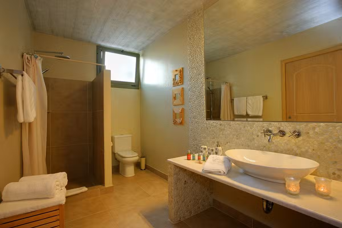Villa Linatela Bathroom