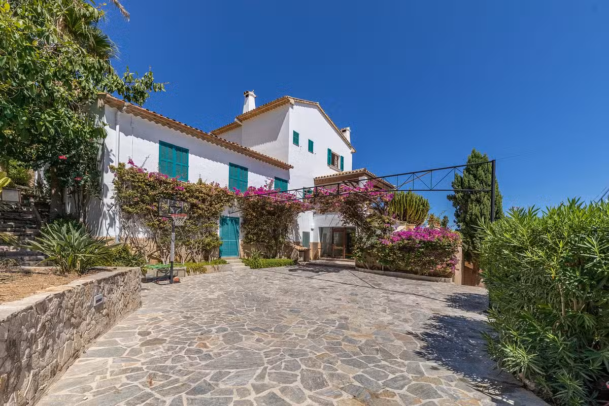 Villa Cala Parking
