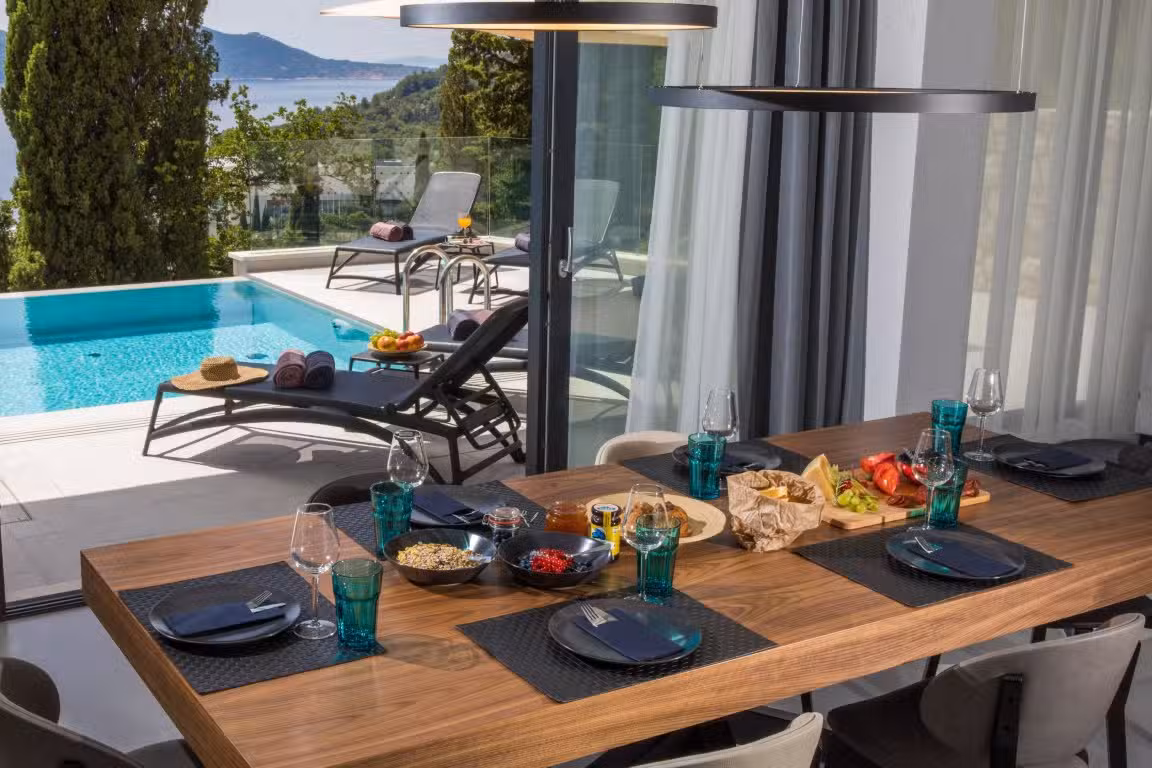 Villa Monte dining table