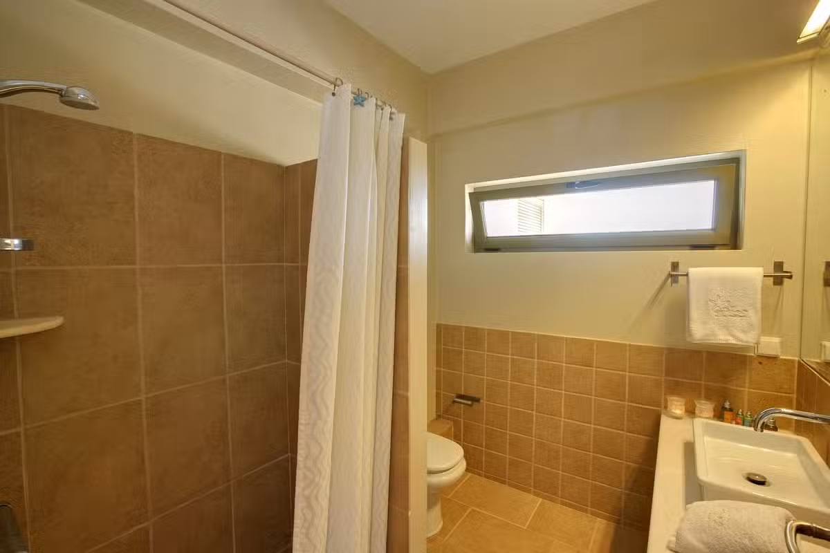 NAUTILOS BATHROOM 2