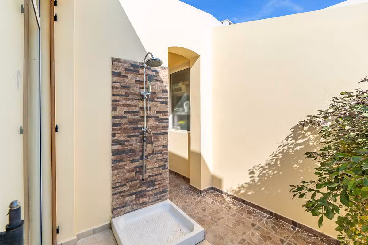 Villa Tequila Sunrise Outdoor Shower