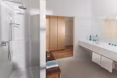 Villa Oasis shower room