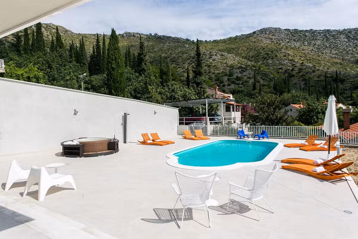 Villa Art pool area