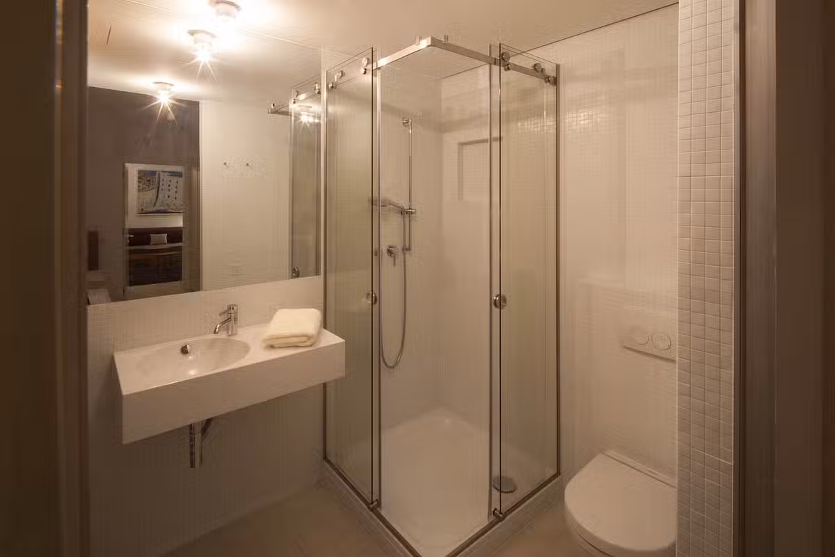 Villa Oasis shower room