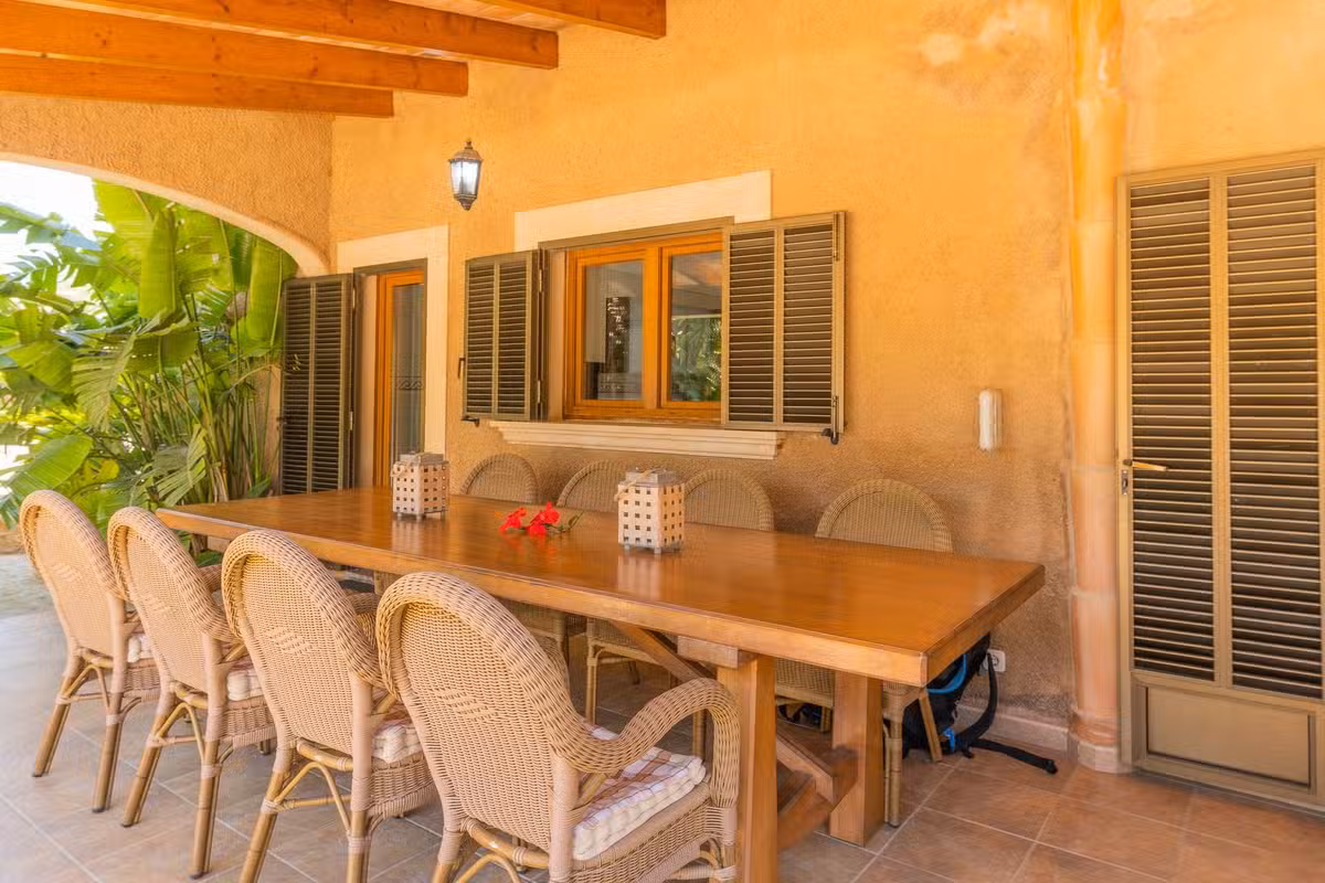 Villa es Jardí dining table