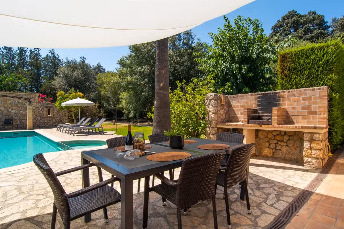 Villa Llenyater outside dining area