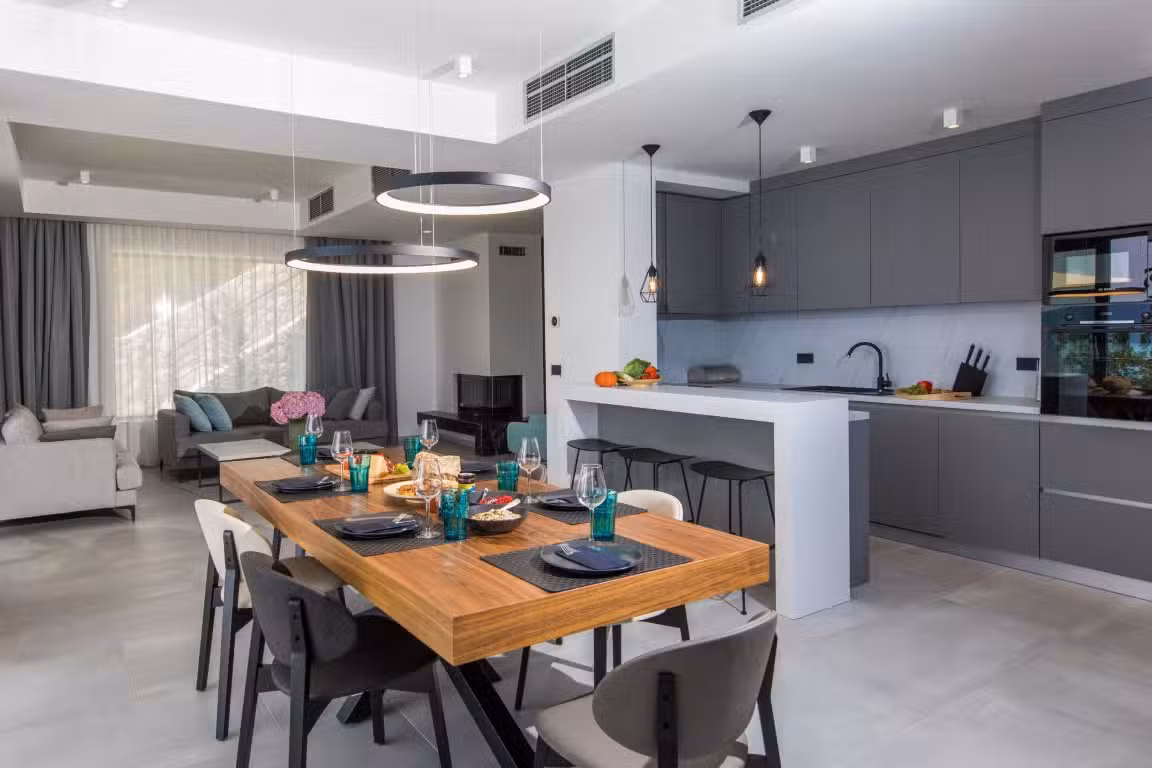 Villa Monte dining table