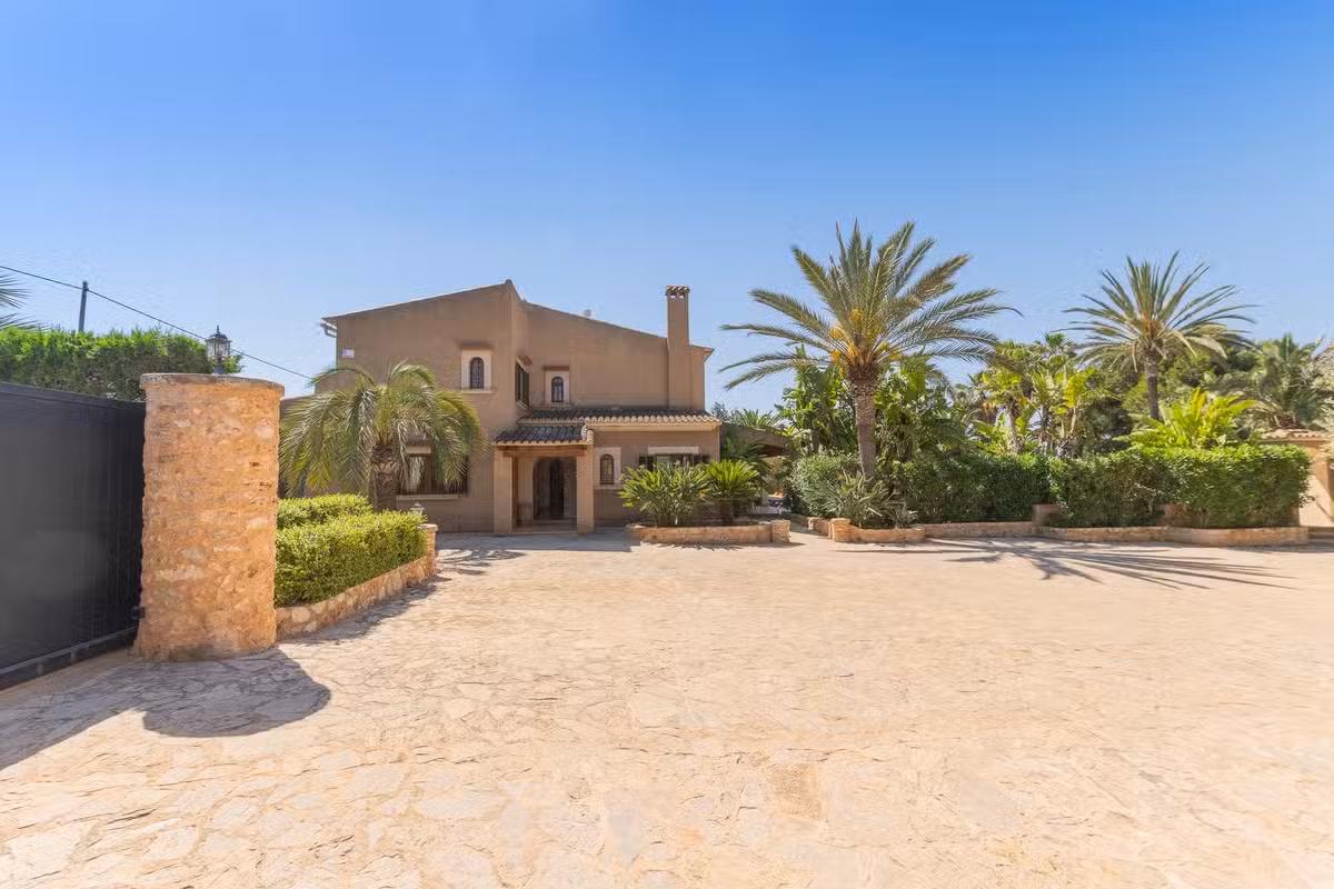 Villa Es Jardi drive way