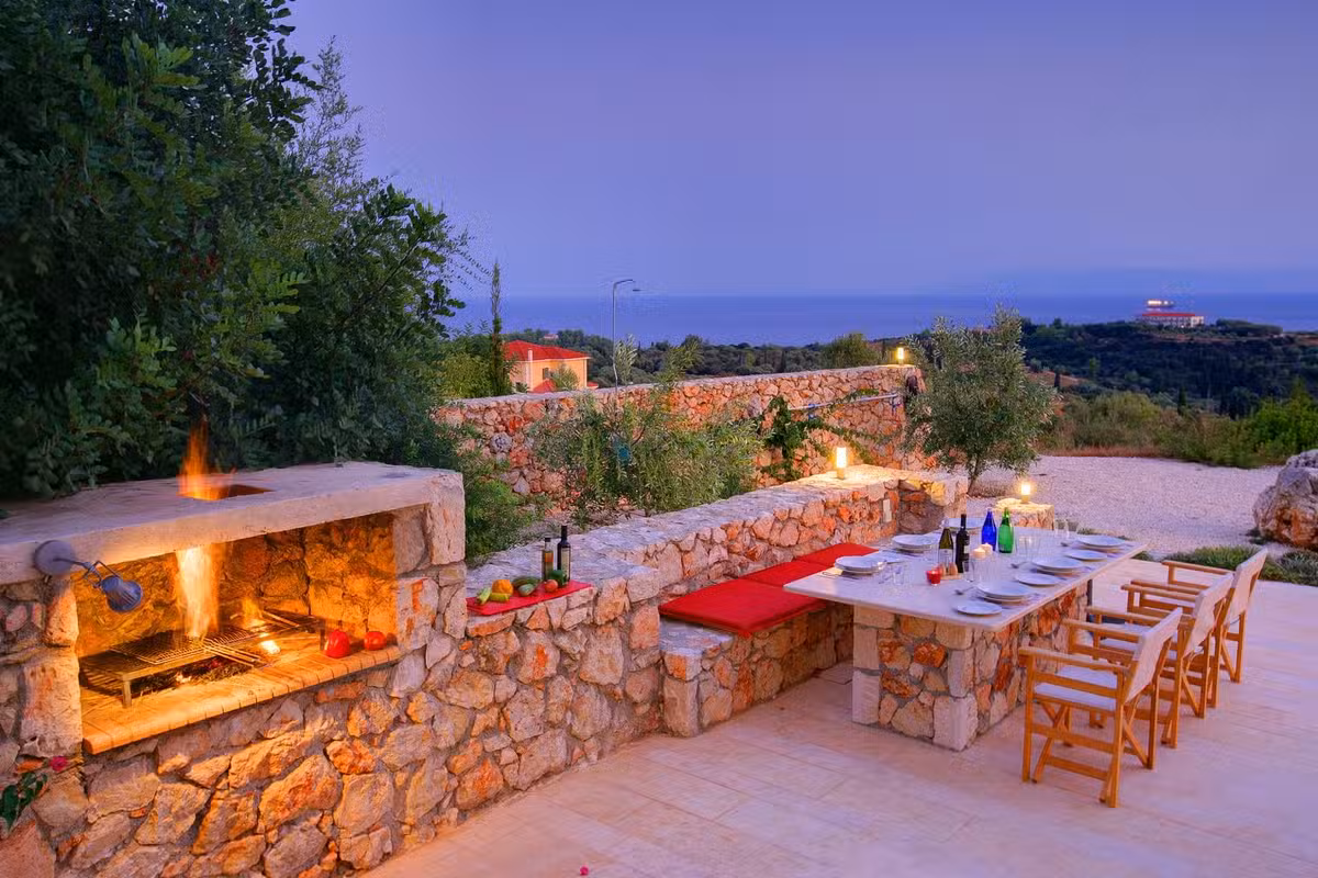 NAUTILOS DINING BY THE POOL