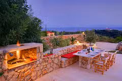 NAUTILOS DINING BY THE POOL