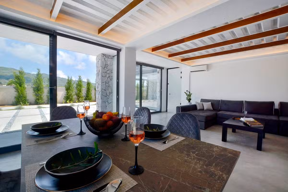 Villa Flamingo Dining Area