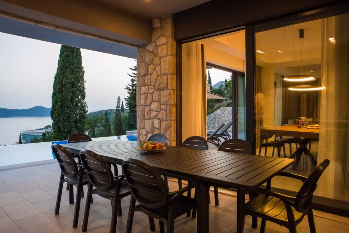 Villa Monte dining table