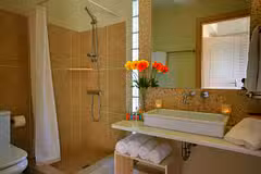 Villa Linatela Bathroom