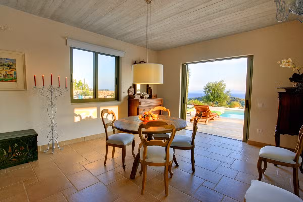 NAUTILOS DINING ROOM