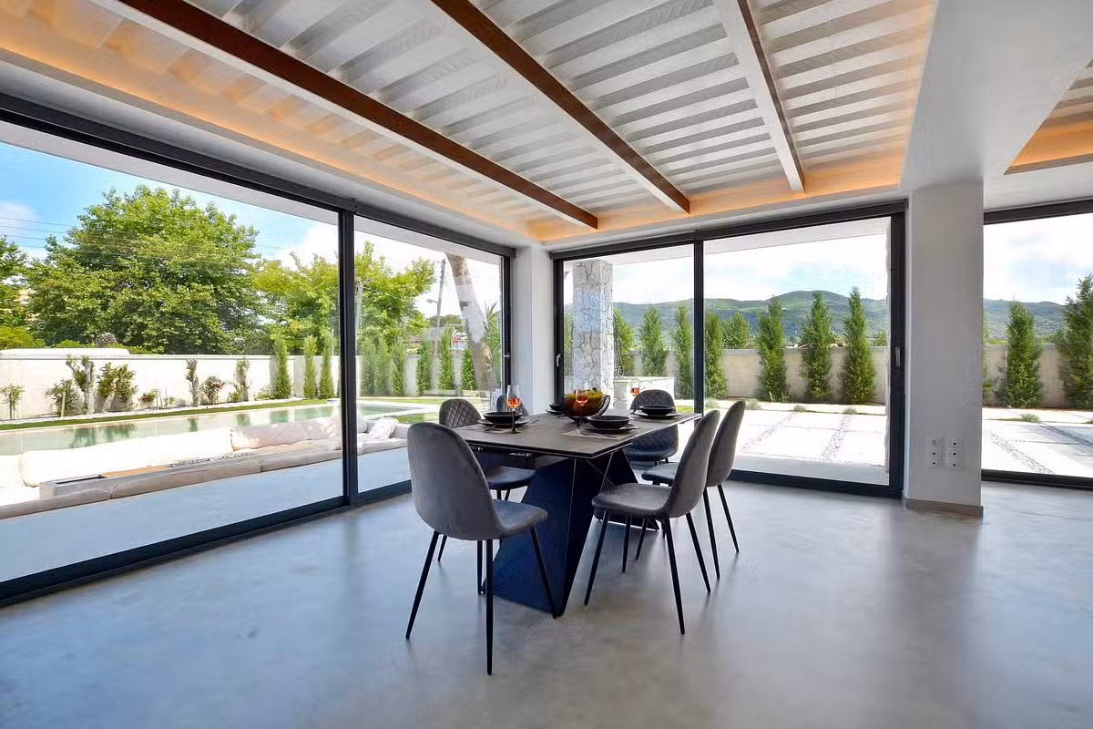 Villa Flamingo Dining Area