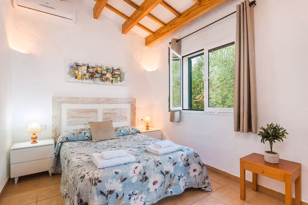 Villa Amber - Master bedroom with en-suite bathroom