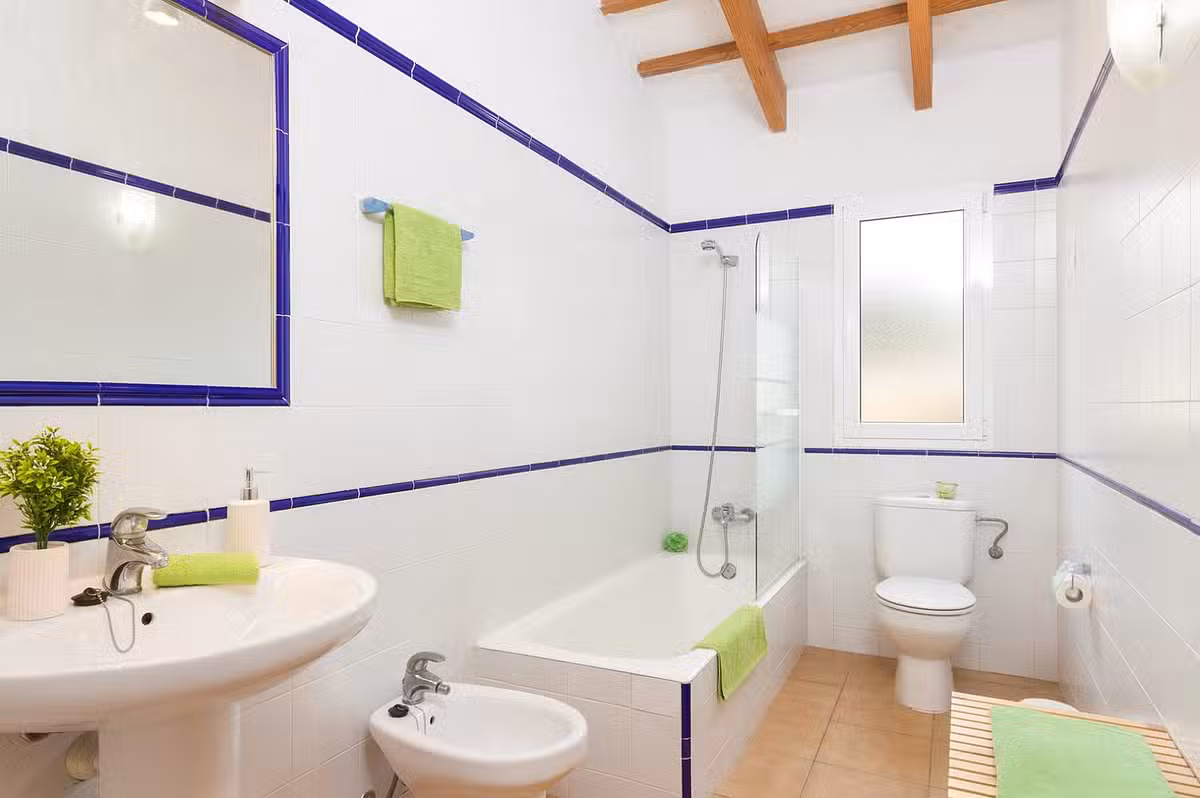 Villa Celeste - Bathroom - Ensuite to Double Bedroom