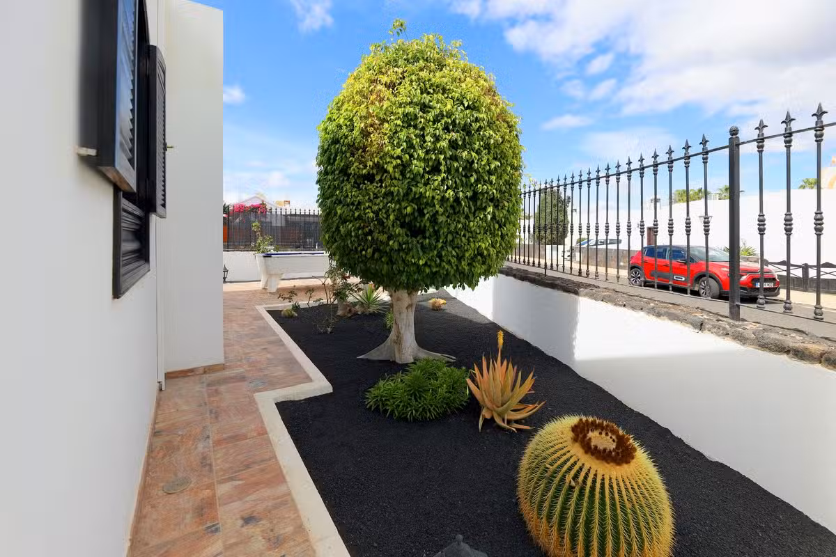 Villa Andorra front garden