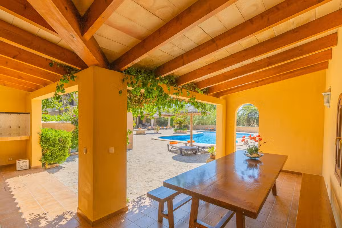 Villa Es Jardi dining outdoors