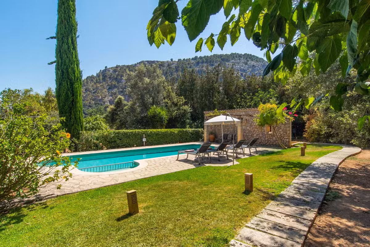Villa Llenyater garden and pool