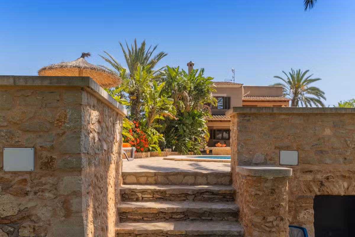 Villa es Jardí steps