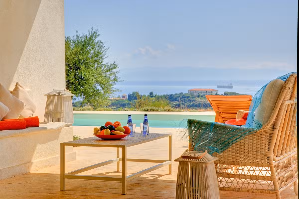 NAUTILOS POOL LOUNGE