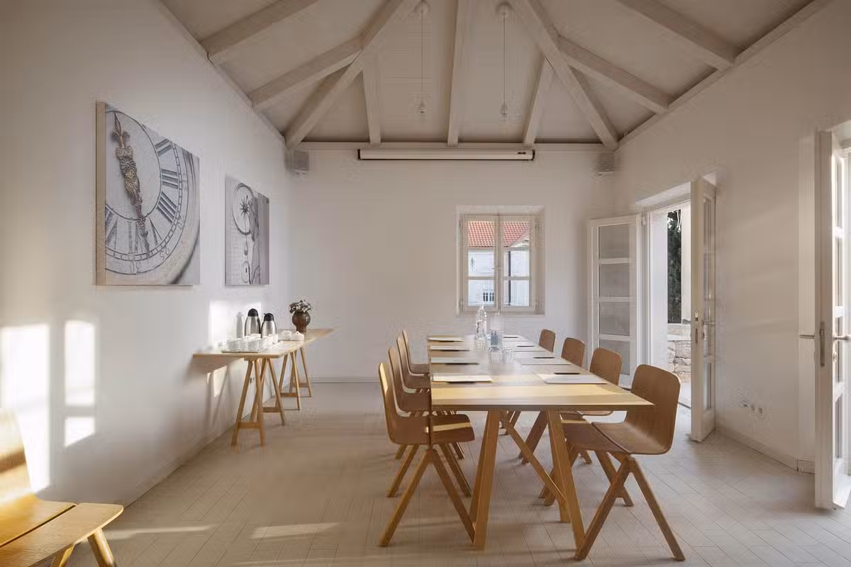 Villa Oasis dining table