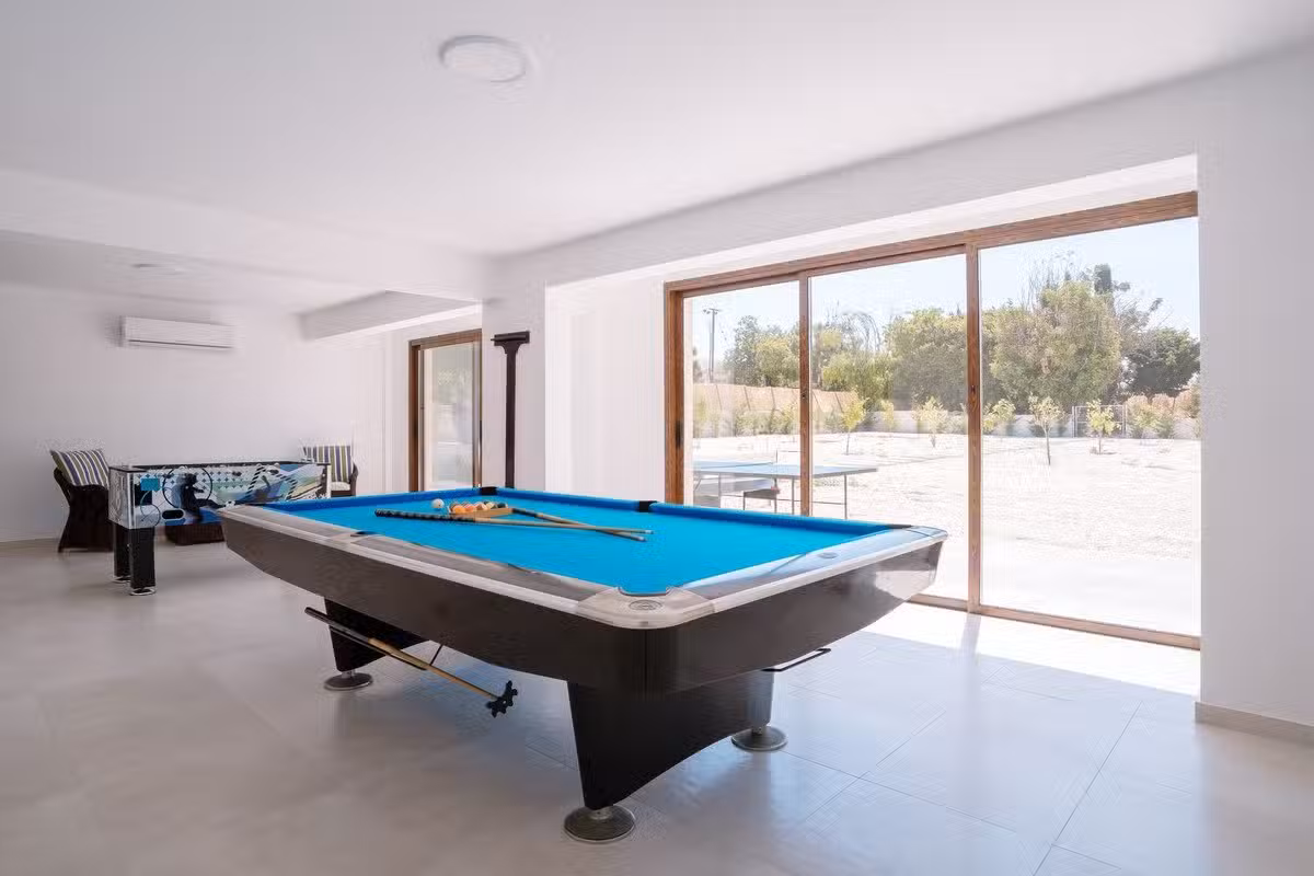 Villa Andrea pool table