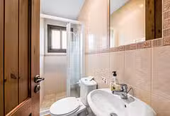 Villa Camelot Bathroom